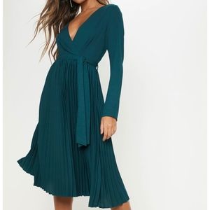 New Green Long Sleeve Pleated Midi Dress